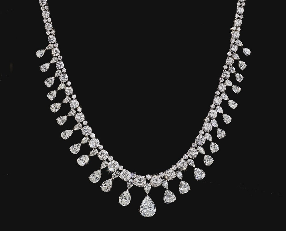 Christie's 佳士得纽约秋拍「Magnificent Jewels」Vanderbilt 钻石项链 1950年 坠有25颗水滴形切割钻石，重量为0.55ct-5.93ct，点缀水滴形和圆形切割钻石，镶座由铂金制作。曾由美国艺术家 Wendy Vanderbilt Lehman 收藏。成交价75万美元