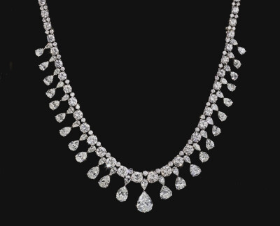 Christie's 佳士得纽约秋拍「Magnificent Jewels」Vanderbilt 钻石项链 1950年 坠有25颗水滴形切割钻石，重量为0.55ct-5.93ct，点缀水滴形和圆形切割钻石，镶座由铂金制作。曾由美国艺术家 Wendy Vanderbilt Lehman …