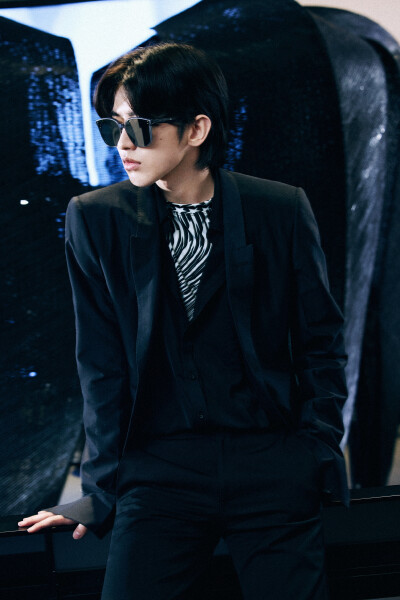 蔡徐坤 未来感眼镜大片 