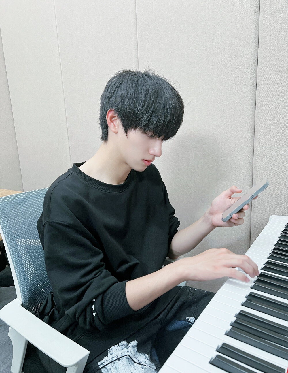 tf家族-朱志鑫 弹琴自拍