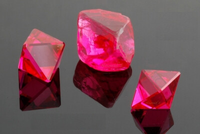 尖晶石 Spinel 意思是有尖角的结晶体，镁铝氧化物，常呈八面体晶形，有时八面体与菱形十二面体、立方体成聚形，颜色多种多样，有红色、粉红色、紫红色、无色、蓝色、绿色等