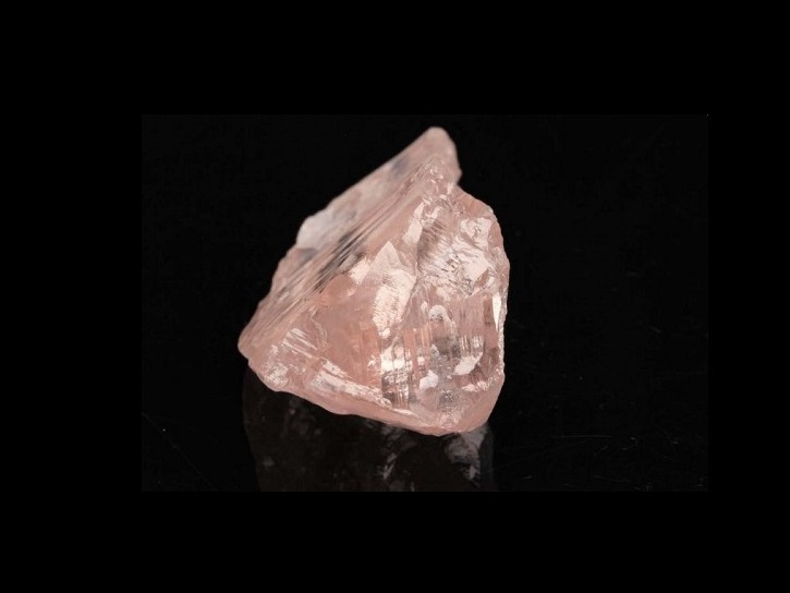 澳大利亚钻石开采商 Lucapa 心形粉钻，重达15.2ct，经 GIA 鉴定达到 Fancy Intense Orangey Pink 色级和 VVS1 净度，抛光和对称性均为 Excellent 级别。这颗心形粉钻的原石重达46ct，2018年开采自安哥拉东部的 Lulo 钻石矿。Lucapa 以250万美元出售给 Graff 集团旗下的钻石切割商 Safdico 切割为3颗独立粉钻，并保留切割后的利润分成（15.2ct心形粉钻、3.3ct水滴形粉钻和2.3ct水滴形粉钻）