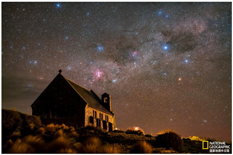 星光照亮夜空
位于新西兰奥拉基麦肯齐保护区（Aoraki mackenzie Reserve）的好牧羊人教堂（Church of the Good shepherd），群星璀璨夜空。摄影：Babak Tafreshi