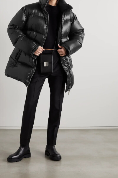 Givenchy 这款夹克以亮泽的黑色软壳面料制成，内填大量羽绒带来优异的保暖性能，为你在寒冷冬季带来融融暖意。它配有可灵活拆卸的双袖，因此还可穿作马甲。不妨拉紧腰部抽绳，以达到收腰效果。