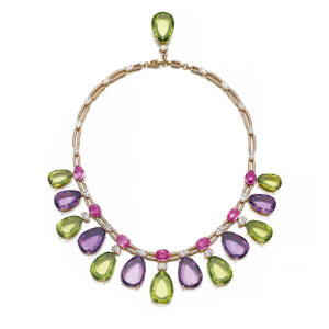 BVLGARI 宝格丽 彩色宝石项链 镶嵌水滴形切割橄榄石和紫水晶、椭圆形切割粉色蓝宝石，点缀圆形切割钻石。成交价：8.19万瑞郎