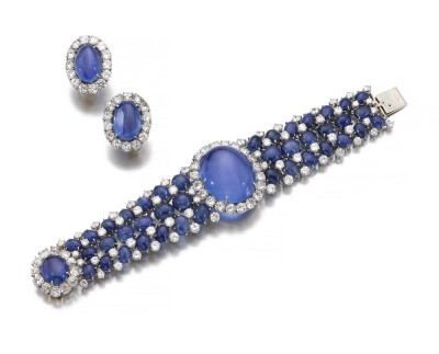 Van Cleef & Arpels 梵克雅宝 蓝宝石珠宝套装 1960年代及以后 项链的主石为一颗89.31ct的弧面切割蓝宝石，点缀弧面蓝宝石和圆形切割钻石，可拆分为手链佩戴；耳钉的主石为15.32ct和16.71ct的弧面切割蓝宝石，点缀圆…