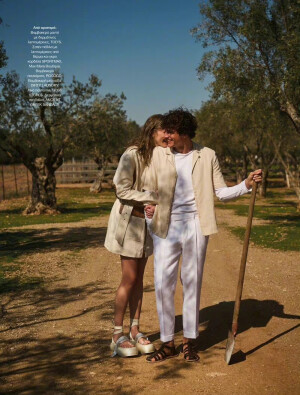 Vogue Greece April 2022 希腊版四月刊，“Pure White”白色系服饰，恋人的乡村生活小调 


摄影: Panos Davios