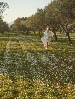 Vogue Greece April 2022 希腊版四月刊，“Pure White”白色系服饰，恋人的乡村生活小调 


摄影: Panos Davios