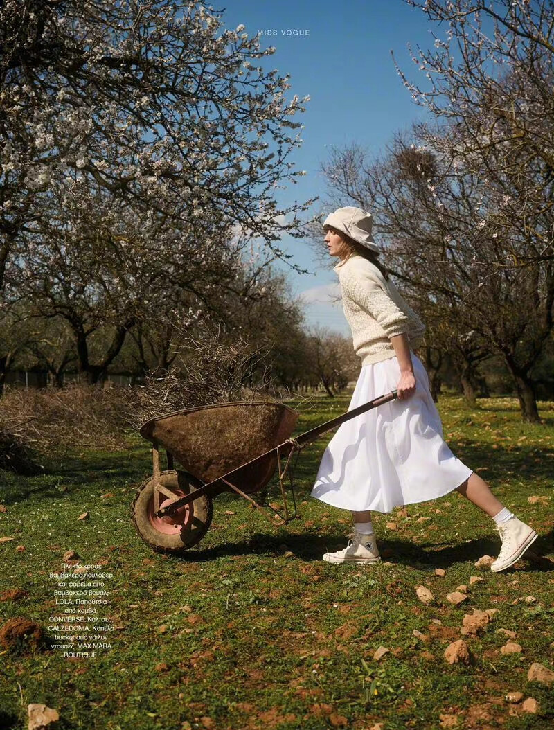 Vogue Greece April 2022 希腊版四月刊，“Pure White”白色系服饰，恋人的乡村生活小调
摄影: Panos Davios