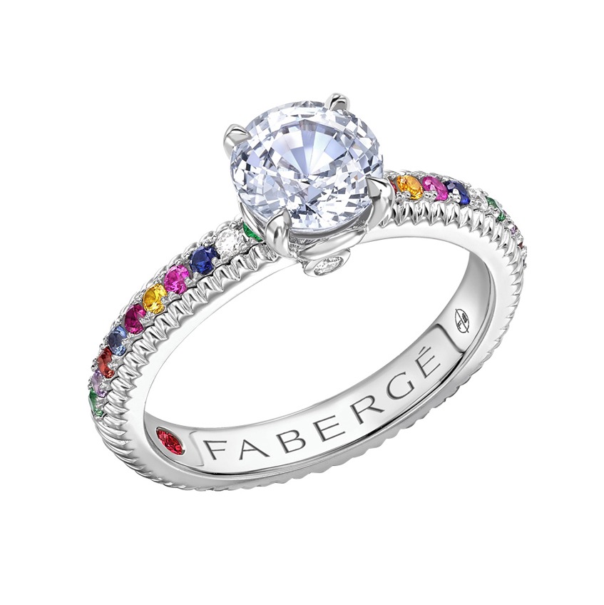 Fabergé 俄罗斯「Colours of Love」以9月诞生石「蓝宝石」作为订婚戒指的主石，戒托则延续永恒戒圈设计 玫瑰金戒指 主石为一颗圆形切割浅蓝色蓝宝石，点缀钻石、粉色蓝宝石、沙弗莱石、黄色蓝宝石、蓝宝石、橙色蓝宝石、红宝石和紫色蓝宝石