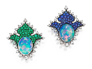  JAR 欧泊耳夹 设计为百合花饰造型，镶嵌2颗弧面切割欧泊，分别重6.05ct和5.96ct，点缀圆形切割蓝宝石、祖母绿和钻石。估价80万-150万港币