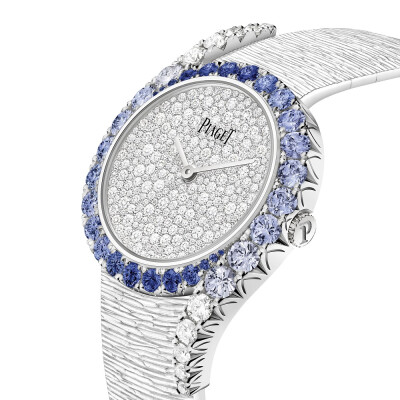 Piaget 伯爵「Sunlight」系列以「太阳的光芒」为灵感「清晨」Limelight Gala Precious 珠宝腕表 白金表壳，直径32mm，镶嵌32颗总重4.70ct的圆形切割蓝宝石，10颗总重0.90ct的圆形切割钻石，镶钻表盘，搭载 501P1 自…