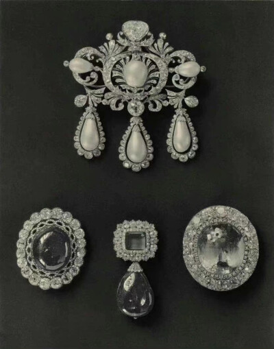 《RUSSIA'S TREASURE OF DIAMONDS AND PRECIOUS STONES 》，虽然是1925年出版的黑白照片但依然无法掩盖它们的璀璨奢华与光芒。 2019年在佳士得以25000英镑拍出，折合人民币约210万。 ​​​