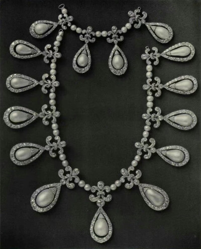 《RUSSIA'S TREASURE OF DIAMONDS AND PRECIOUS STONES 》，虽然是1925年出版的黑白照片但依然无法掩盖它们的璀璨奢华与光芒。 2019年在佳士得以25000英镑拍出，折合人民币约210万。 ​​​