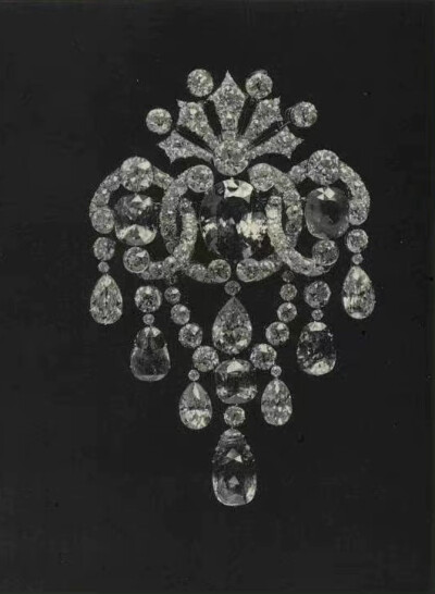 《RUSSIA'S TREASURE OF DIAMONDS AND PRECIOUS STONES 》，虽然是1925年出版的黑白照片但依然无法掩盖它们的璀璨奢华与光芒。 2019年在佳士得以25000英镑拍出，折合人民币约210万。 ​​​