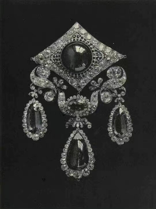 《RUSSIA'S TREASURE OF DIAMONDS AND PRECIOUS STONES 》，虽然是1925年出版的黑白照片但依然无法掩盖它们的璀璨奢华与光芒。 2019年在佳士得以25000英镑拍出，折合人民币约210万。 ​​​