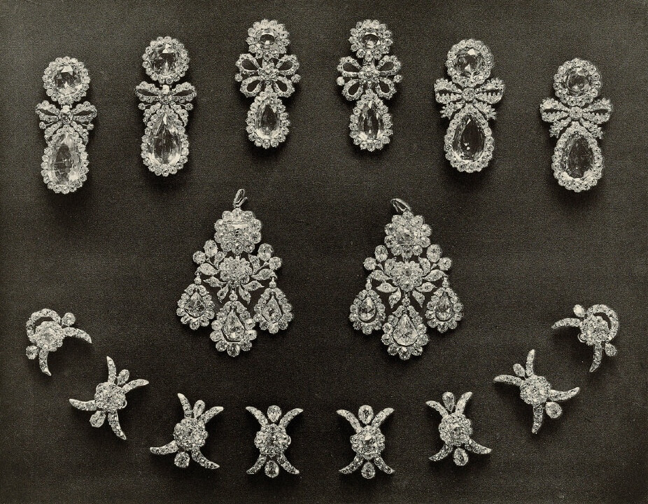 《RUSSIA'S TREASURE OF DIAMONDS AND PRECIOUS STONES 》，虽然是1925年出版的黑白照片但依然无法掩盖它们的璀璨奢华与光芒。 2019年在佳士得以25000英镑拍出，折合人民币约210万。 ​​​