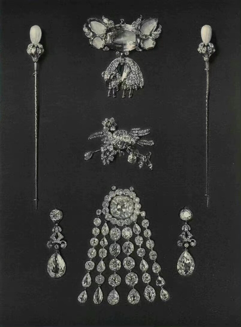 《RUSSIA'S TREASURE OF DIAMONDS AND PRECIOUS STONES 》，虽然是1925年出版的黑白照片但依然无法掩盖它们的璀璨奢华与光芒。 2019年在佳士得以25000英镑拍出，折合人民币约210万。 ​​​