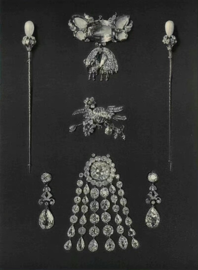 《RUSSIA'S TREASURE OF DIAMONDS AND PRECIOUS STONES 》，虽然是1925年出版的黑白照片但依然无法掩盖它们的璀璨奢华与光芒。 2019年在佳士得以25000英镑拍出，折合人民币约210万。 ​​​