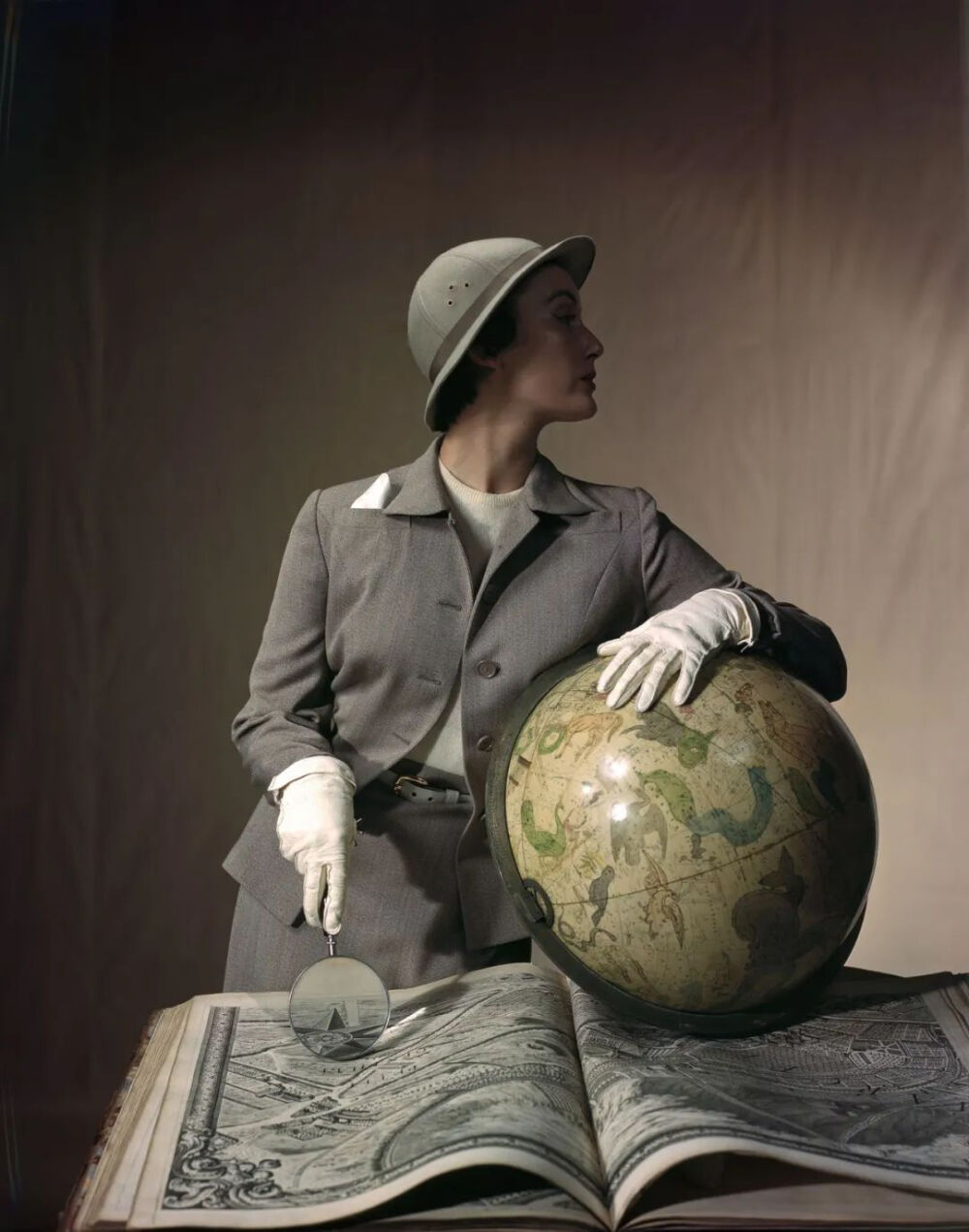 在 1949 年 8 月《harpers bazaar》中,模特 mary jane russell 手拿