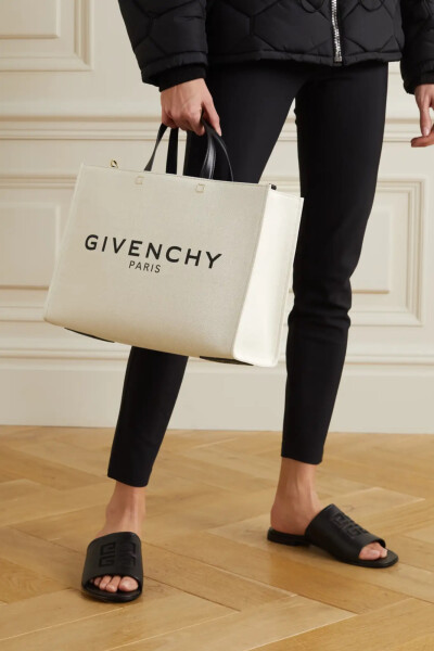 Logo 愛好者定會對 Givenchy 這款 “G-Tote” 手提包一見鐘情。它以硬挺的帆布制成，配有柔軟的皮革手柄，包內(nèi)足以容下工作文件、手提電腦、化妝包等諸多隨身物品，還設(shè)有方便收納手機(jī)的貼袋。日程繁忙時(shí)不妨安上帆…