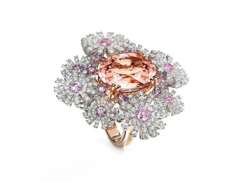 Damiani 意大利「Margherita」系列新一季作品灵感源自品牌创始人 Enrico Grassi Damiani 在1920年代为意大利王后 Margherita of Savoy 设计的一件「雏菊」主题古董珠宝 玫瑰金戒指 主石为一颗椭圆形切割摩根石，点缀粉色蓝宝石和钻石