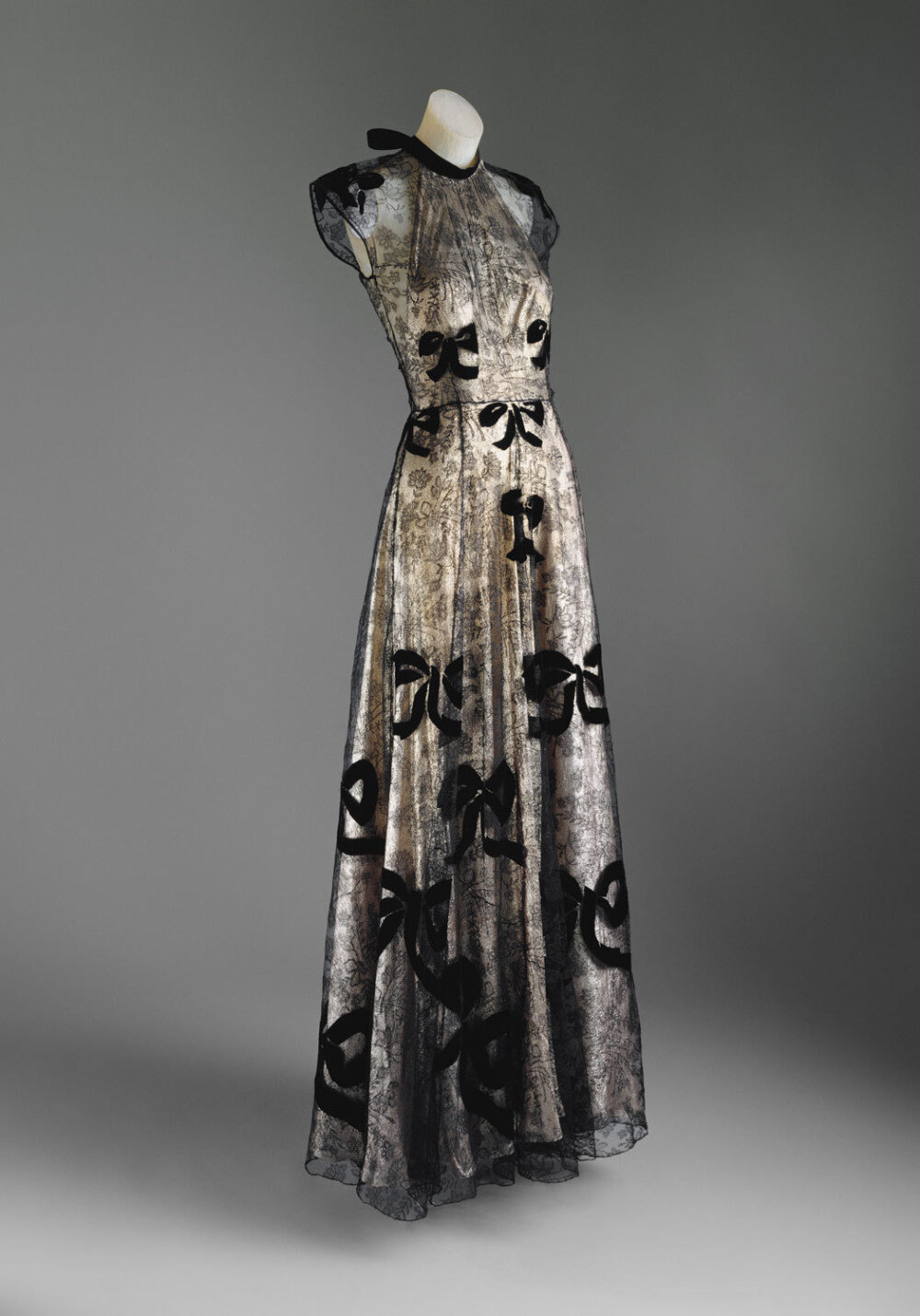 1930年代欧洲的服装女王——玛德琳·薇欧奈（Madeleine Vionnet，1876-1975）。薇欧奈发明了独特的“斜裁法（bias cut）”，充分利用布料的柔韧性和延展性塑造女性曲线，鼓励女性摆脱笨重的紧身胸衣，纽扣以及束带。同时她从古希腊艺术中吸取灵感，赋予时装以高贵而简洁的美感，她的许多服装都巧妙地一体制成，没有任何扣件，贴合灵动又自由飘逸，看似简洁实则需要花费大量的人工和精力。薇欧奈创造了30年代女性着装的新形态，V&A博物馆、大都会博物馆等都有收藏她的服装。