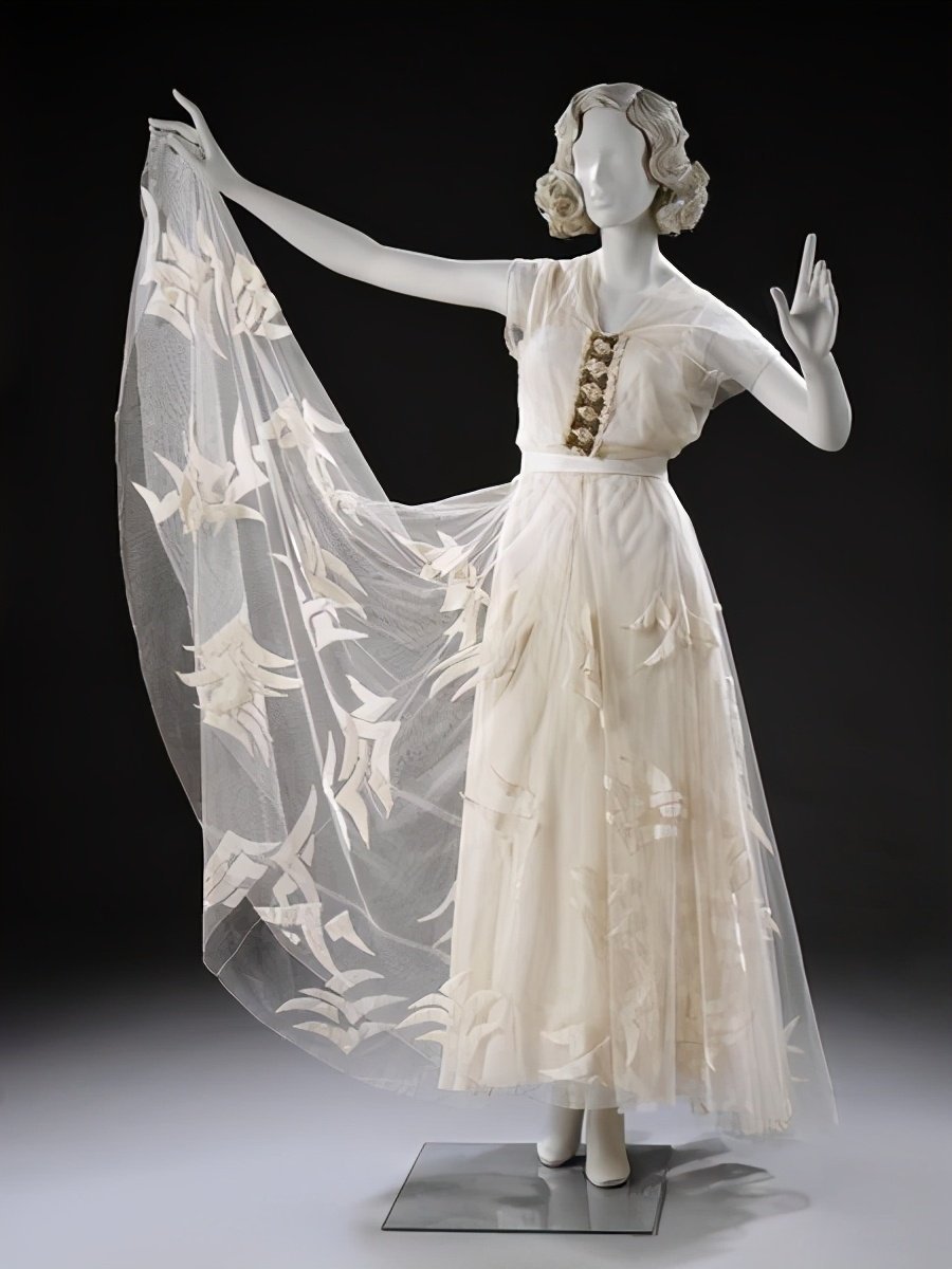 1930年代欧洲的服装女王——玛德琳·薇欧奈（Madeleine Vionnet，1876-1975）。薇欧奈发明了独特的“斜裁法（bias cut）”，充分利用布料的柔韧性和延展性塑造女性曲线，鼓励女性摆脱笨重的紧身胸衣，纽扣以及束带。同时她从古希腊艺术中吸取灵感，赋予时装以高贵而简洁的美感，她的许多服装都巧妙地一体制成，没有任何扣件，贴合灵动又自由飘逸，看似简洁实则需要花费大量的人工和精力。薇欧奈创造了30年代女性着装的新形态，V&A博物馆、大都会博物馆等都有收藏她的服装。