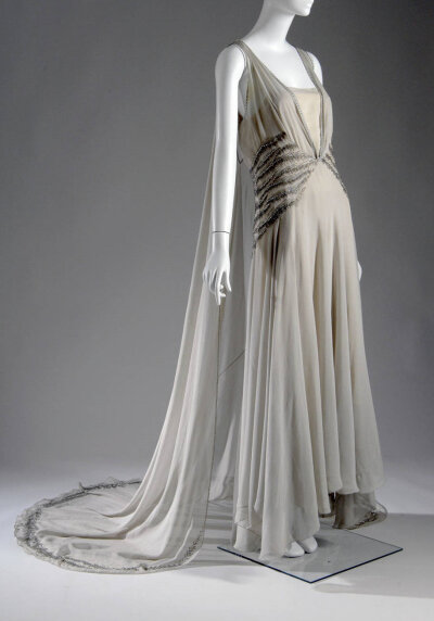 1930年代欧洲的服装女王——玛德琳·薇欧奈（Madeleine Vionnet，1876-1975）。薇欧奈发明了独特的“斜裁法（bias cut）”，充分利用布料的柔韧性和延展性塑造女性曲线，鼓励女性摆脱笨重的紧身胸衣，纽扣以及束带。…