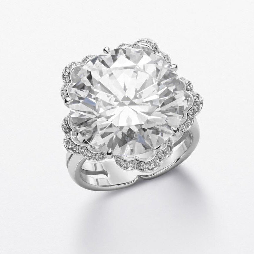 37ct的圆形明亮式切割钻石,点缀圆形切割钻石