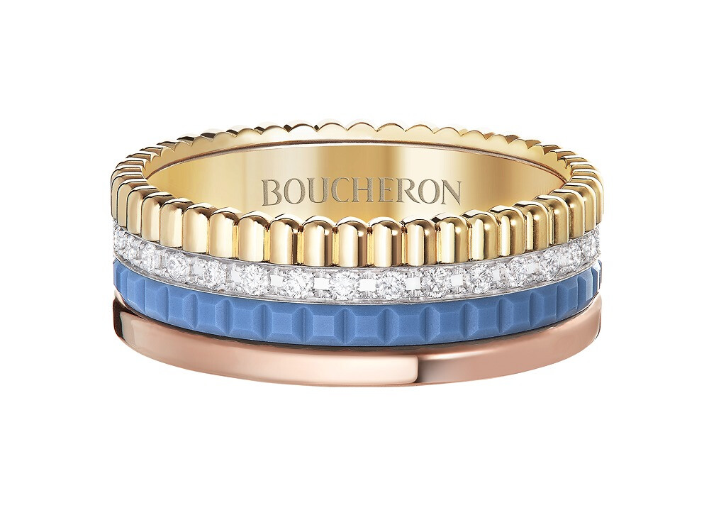 Boucheron 宝狮龙「Quatre」系列以巴黎「旺多姆广场」建筑元素位灵感 Quatre Blue 戒指 采用黄金、白金、玫瑰金和蓝色高精密陶瓷制作，镶嵌33颗总重0.24ct的圆形切割钻石