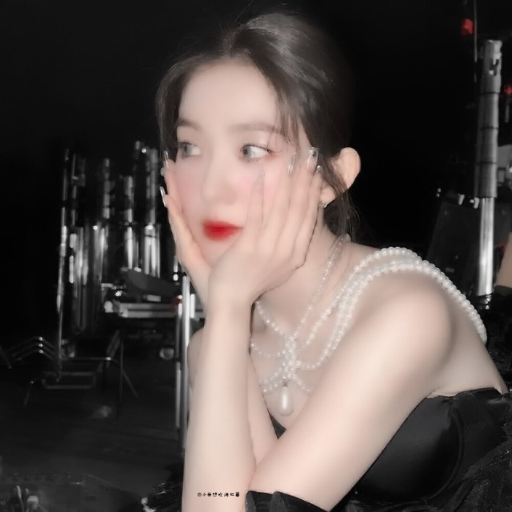 ： 你是揉碎的日光，落入我梦境的一片温暖.
小卷想吃烤红薯/裴珠泫头像.
