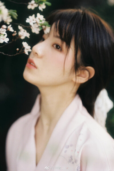 #最美时光遇见你#
《 花 信 已 至 》
摄影:@莉莉酱__Lily
出镜:@Childlike艾佩瑶 ​