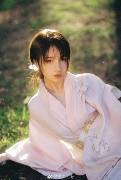 #最美时光遇见你#
《 花 信 已 至 》
摄影:@莉莉酱__Lily
出镜:@Childlike艾佩瑶 ​