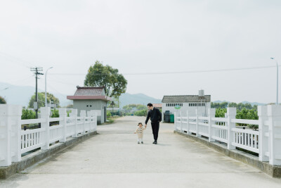 外婆家
摄影：洪小漩
出镜：家人
清明假期，去到外婆家。
其实，婆婆和菲比刚刚从外婆家离开到爷爷奶奶家一周而已。因着我们回家的缘故，外婆时隔几天再度见到女儿和曾外孙女。
菲比一到阿太家，就偷吃起晾晒着…