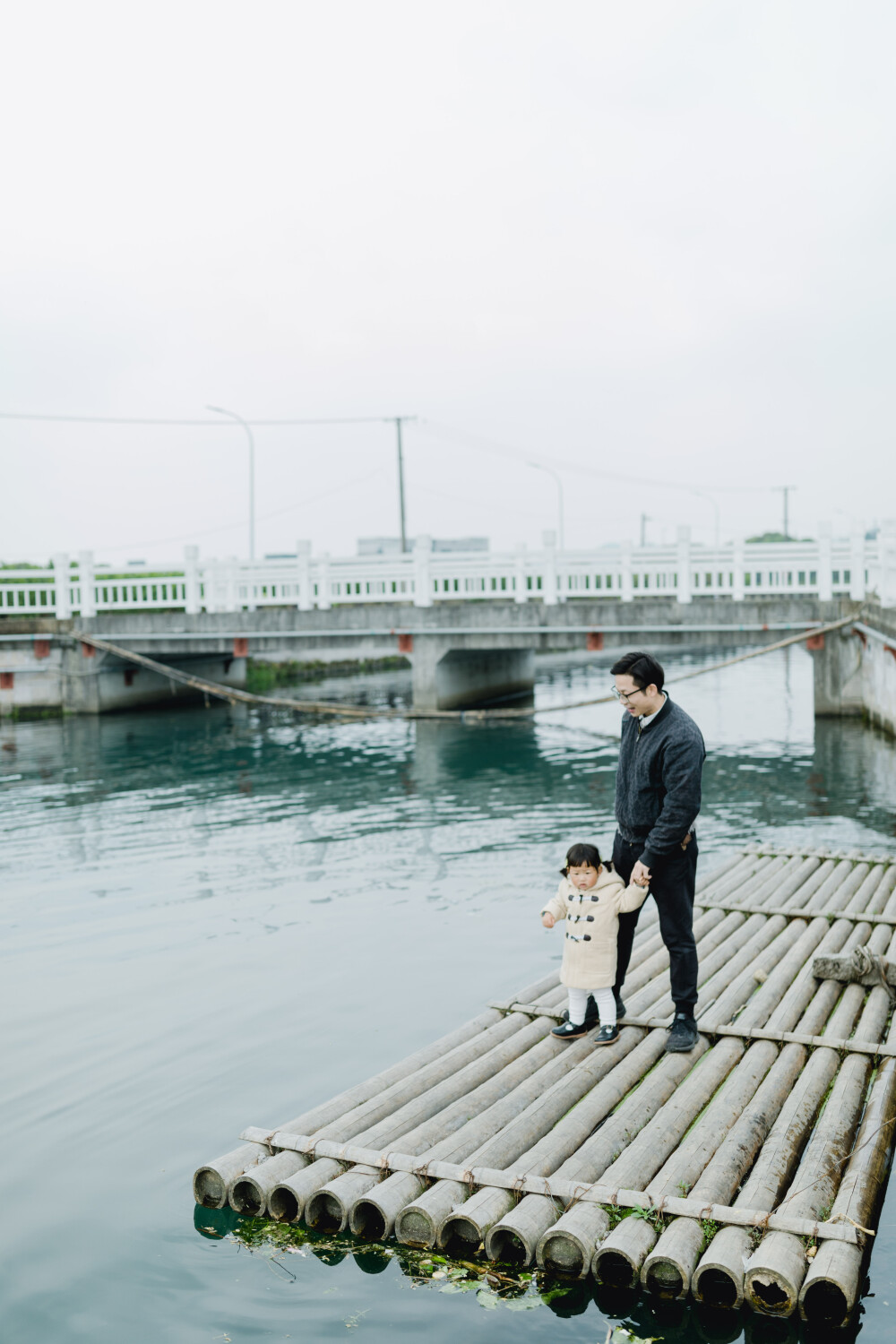 外婆家
摄影：洪小漩
出镜：家人
清明假期，去到外婆家。
其实，婆婆和菲比刚刚从外婆家离开到爷爷奶奶家一周而已。因着我们回家的缘故，外婆时隔几天再度见到女儿和曾外孙女。
菲比一到阿太家，就偷吃起晾晒着的梅干菜。见阿科呵斥，她还捻起一小片，巴巴跑到他身旁，讨好地说，爸爸吃。
自从做完月子在娘家住了两个多月，我和妈妈的感情似乎更深厚了。这是我成年后，唯一一次那么长时间在妈妈身边。以至于离别时候我在爸爸送回杭城的车上默默流泪很久。我当时就在想，这辈子可能都没有机会这么长时间地在妈妈身边做个小女孩了吧。
也正是因此，纵使不舍，我也是极度赞成婆婆带着菲比去外婆家小住。我有时候开玩笑地对婆婆