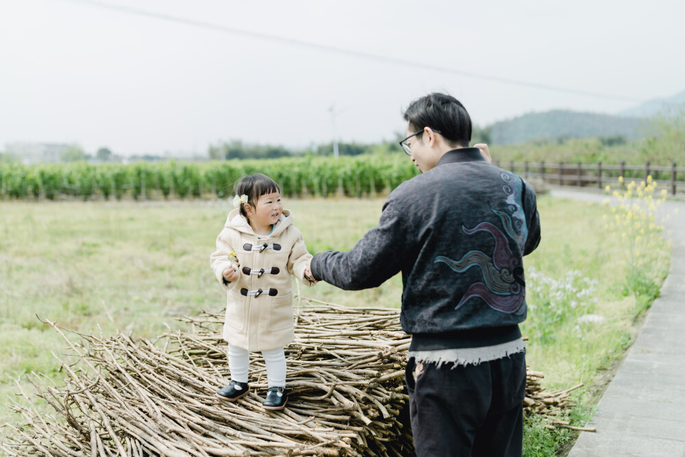 外婆家
摄影：洪小漩
出镜：家人
清明假期，去到外婆家。
其实，婆婆和菲比刚刚从外婆家离开到爷爷奶奶家一周而已。因着我们回家的缘故，外婆时隔几天再度见到女儿和曾外孙女。
菲比一到阿太家，就偷吃起晾晒着的梅干菜。见阿科呵斥，她还捻起一小片，巴巴跑到他身旁，讨好地说，爸爸吃。
自从做完月子在娘家住了两个多月，我和妈妈的感情似乎更深厚了。这是我成年后，唯一一次那么长时间在妈妈身边。以至于离别时候我在爸爸送回杭城的车上默默流泪很久。我当时就在想，这辈子可能都没有机会这么长时间地在妈妈身边做个小女孩了吧。
也正是因此，纵使不舍，我也是极度赞成婆婆带着菲比去外婆家小住。我有时候开玩笑地对婆婆