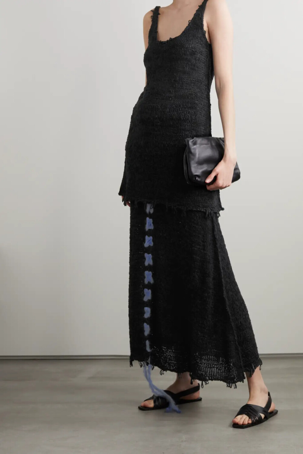 The Row 的创始人姐妹 Mary-Kate Olsen 与 Ashley Olsen 虽自称是完美主义者，但也会在设计中大胆实验创新，二人对面料与纹理质感尤有见地。这款 “Estafer” 中长半身裙曾在 2022 春夏秀台亮相。真丝裙身带有毛边缝线和手工绣制的浅蓝色线迹。不妨与配套上衣同穿。