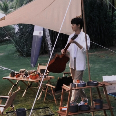 王俊凯 和男朋友去春游吗 cr.校草追随者
真的太适合做背景图了