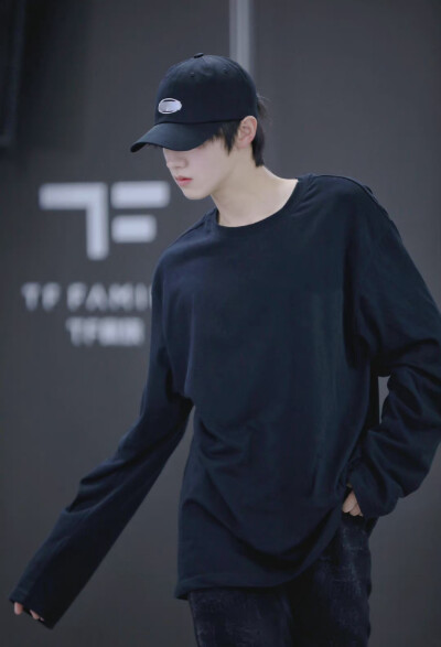 TF家族-朱志鑫 ​​​ 练习室自拍 怎么会那么好看