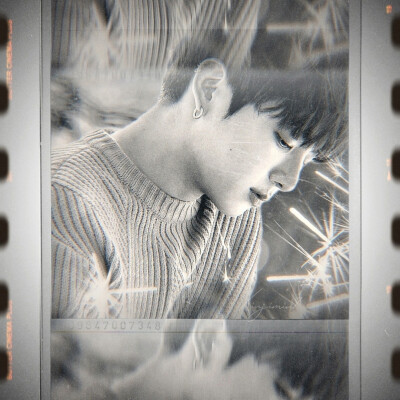 旧世纪遗落艺术家着笔下血玫糜烂，你零落风声鹤立中，碾碎的花印拓落牛皮信纸上，凌乱的情话是破碎的遗响.