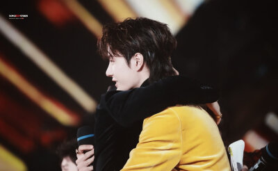 ☛ ♥一博为涵哥庆生♥
☛“有这样一位幸福的长辈指引我前行，我好幸运”