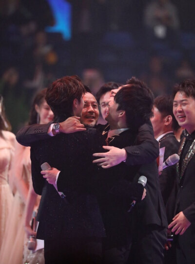 ☛ ♥一博为涵哥庆生♥
☛“有这样一位幸福的长辈指引我前行，我好幸运”