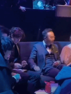 ☛ ♥一博为涵哥庆生♥
☛“有这样一位幸福的长辈指引我前行，我好幸运”