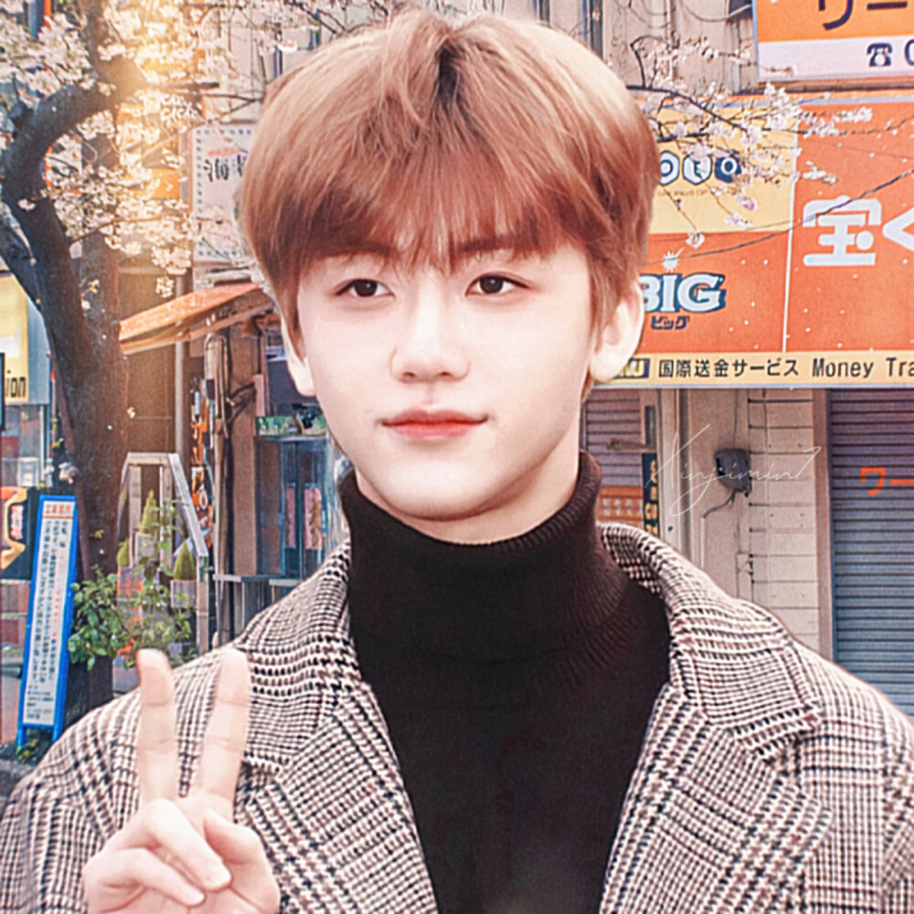 黎明的橘色光模糊晨昏线镜子里颠倒的城