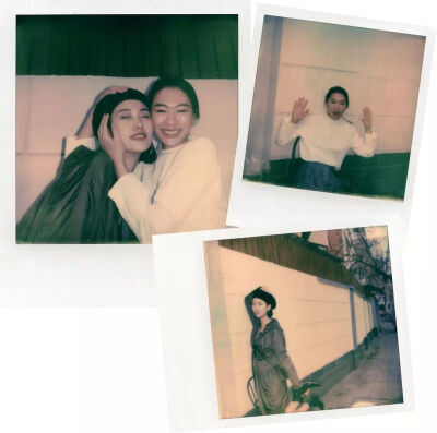 这是街拍摄影师张佳音与JNBY X Polaroid Originals的一次拍摄合作。他们一起寻找100位素人模特，根据这些人之间不同的关系，将他们分成五组，用宝丽来进行街拍——这也是张佳音街拍8年来，第一次用宝丽来进行一整个…