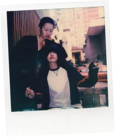 这是街拍摄影师张佳音与JNBY X Polaroid Originals的一次拍摄合作。他们一起寻找100位素人模特，根据这些人之间不同的关系，将他们分成五组，用宝丽来进行街拍——这也是张佳音街拍8年来，第一次用宝丽来进行一整个…