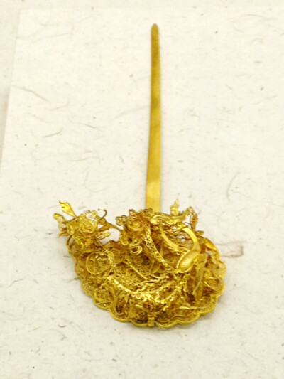 【金累丝凤穿花掩鬓】——明，南京市博物馆藏。