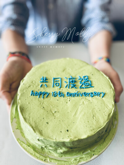 「共同渡過」概念性cake～
想用生機勃勃的春日色系
和自由無限的海洋色系
來表達出心裡的情緒和理念
我們在一起 也會一起 走過去的…
在身邊的人/ 和不在身邊 /在心裡的人 ～