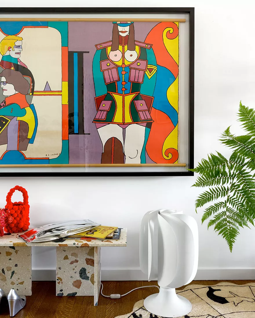 199
Charlap Hyman & Herrero：一个美国制片人的快乐家园
这座位于洛杉矶的不寻常的住宅，由Charlap Hyman & Herrero公司设计，其内部装饰令人印象深刻，充满欢快。"当人们变老时，他们往往会失去玩耍的精神。我希望每个人都能获得乐趣，"业主约拉姆-海勒在谈到房子的设计时表示。建筑师安德烈-埃雷罗（André Herrero）明白如何满足这样一个活泼的心态。
这里的装饰是由海勒的女友，复古时尚鉴赏家埃莉诺-威尔斯负责的，她的极简主义只会增强讽刺的团队精神。
